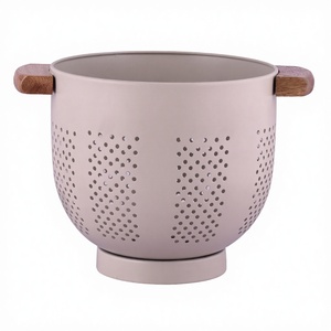 Passoire en acier inoxydable avec poignées en bois, compatible lave-vaisselle, lavage à la main uniquement, design durable - Product Image 1