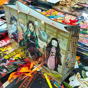 92 types de sacs en papier grand format sur le thème de l'anime <span class=keywords><strong>japonais</strong></span> (59,5 cm <span class=keywords><strong>x</strong></span> 42 cm <span class=keywords><strong>x</strong></span> 18 cm) – Sacs cadeaux pour l'Anime Expo, sacs de fête <span class=keywords><strong>Manga</strong></span> - Product Image 1