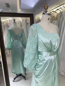Abito da sera elegante verde menta in raso 2026 con scollo asimmetrico, maniche lunghe, spacco in vita, lunghezza al ginocchio, decorazioni drappeggiate con paillettes - Product Image 4