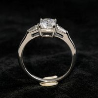 Bague Classique Trois Pierres en Argent 925, Moissanite Taille Radiant Couleur D 2 carats 6x8mm, Pierres d'Accordéon Baguette Effilées, Bague de Promesse et de Mariage