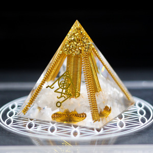 Ornement pyramidal en époxy cristallin 6 8 10 cm, gravure interne, décoration d'intérieur, objets de collection - Product Image 4