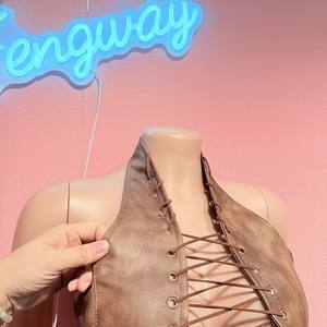 Set Rok 2 Potong Wanita Bahan Kulit PU Model Halter V-neck Tanpa Lengan, Atasan Vest Kulit Seksi dengan Tali dan Rok Slim untuk Wanita - Product Image 4