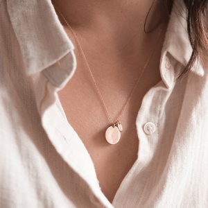 عقد عصري من الفولاذ المقاوم للصدأ للبيع بالجملة، قلادة بشعار مخصص، قلادة مفرغة مطلية بالذهب، نقش بالليزر - Product Image 2