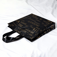 Sac fourre-tout en plastique PE noir brillant avec impression de lettres dorées, sac de shopping pour boutique de vêtements, emballage de vêtements