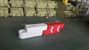 Barrières de sécurité empilables EGS en PEHD pour karting, imitation de route, piste de confinement, réflecteur fléché pour karting, pour intérieur et extérieur - Product Image 2