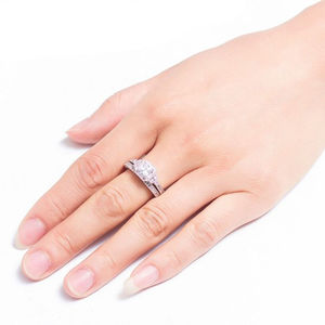 Anillo de Compromiso con Moissanita Cúbica Blanca de Corte Brillante Redondo de 2 Quilates, Conjunto de Anillos de Novia con Diseño de Racimo, Gran Venta - Product Image 3