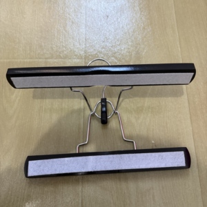 Cintre en <span class=keywords><strong>bois</strong></span> personnalisé avec logo blanc et noir pour extensions de cheveux, pince sur mesure pour vêtements, pantalons et perruques - Product Image 4