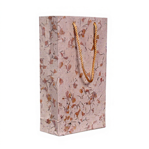 Sac cadeau en papier artisanal de qualité supérieure avec des pétales de fleurs naturelles et des poignées en corde dorée pour un emballage cadeau de luxe - Product Image 1