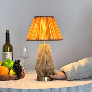 Lámpara de Mesa de Ratán Recargable con Cuerda de Cáñamo Tejida Estilo Vintage para Sala de Estar de Villa, Luz Decorativa de Lujo para Mesita de Noche - Product Image 1