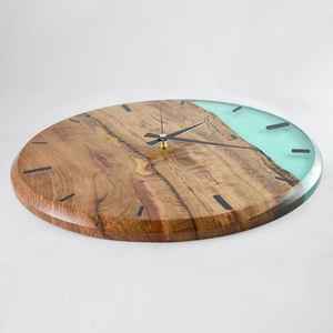 Horloge murale contemporaine en résine et bois, conçue avec un charme rustique et une finition lisse pour créer une pièce fonctionnelle et remarquable - Product Image 6