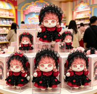 Poupée en peluche Lolita Gothique Nocturne avec bonnet en dentelle noire, volants rouges, cheveux roses, yeux étoilés et breloque croix personnalisée