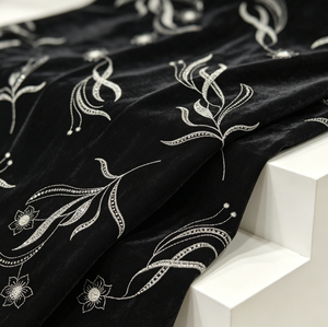 Tissu en <span class=keywords><strong>velours</strong></span> <span class=keywords><strong>noir</strong></span> A054 avec broderie élégante de feuilles argentées et de perles florales pour les nouveaux cheongsams chinois et les robes de soirée annuelles - Product Image 2