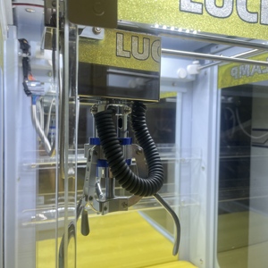 Mesin Game Arcade Full Metal 2 Pemain Kaca Temper, Mesin Crane Penjepit Boneka Hadiah 2-in-1 dengan Pemindaian Kode QR - Product Image 3