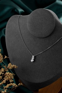 Collier pendentif classique en or blanc massif 14 carats avec moissanite ronde brillante de 0,74 ct |   Moissanite ronde taille brillant certifiée IGI - Product Image 3