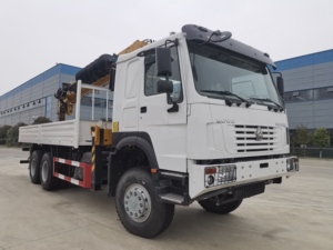 SINOTRUK Heavy duty 6*6 gauche drive 12T <span class=keywords><strong>grue</strong></span> montée sur camion <span class=keywords><strong>avec</strong></span> véhicule <span class=keywords><strong>de</strong></span> <span class=keywords><strong>transport</strong></span> <span class=keywords><strong>de</strong></span> <span class=keywords><strong>levage</strong></span> <span class=keywords><strong>grue</strong></span> <span class=keywords><strong>de</strong></span> camion lourd - Product Image 3
