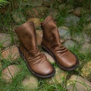 Bottes de créateur confort rétro personnalisées pour femmes Bottines en cuir marron Conception plissée Bottes pieds nus en cuir à enfiler Usine - Product Image 3