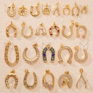 Pendentifs à breloques en laiton plaqué or 18K fer à cheval en zircon cubique exquis Charms de cheval en laiton occidental pour la fabrication de bijoux - Product Image 1