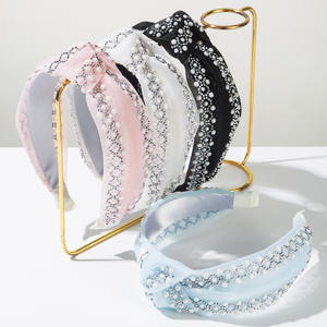Accessoire de cheveux large orné de perles et de diamants coréens, design noué tendance pour les vacances d'été à la plage - Product Image 1