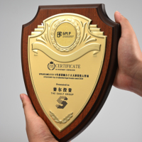 Plaque métallique personnalisée Récompenses Partenaire VIP Processus de sculpture UV Plaque en bois Combinaison métallique avec logo bouclier en bois doré
