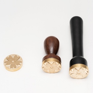 Tampons personnalisés pour glaçons, tampons à savon personnalisés, tampons de marque pour glaçons avec manche en bois - Product Image 6