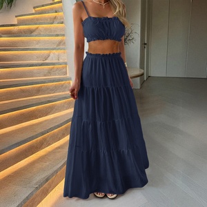 طقم ملابس صيفي من قطعتين باللون الأبيض بتصميم بوهيمي مكشكش، زي للشاطئ والإجازات، توب قصير مع تنورة طويلة للنساء مع إمكانية وضع شعار مخصص - Product Image 4