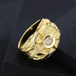 Anello da Uomo Elegante in Tono Oro con Zirconi, Gioiello da Dito alla Moda - Product Image 3