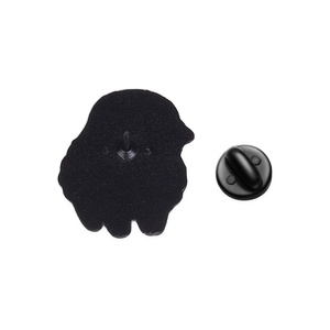 Broche en émail <span class=keywords><strong>mouton</strong></span> noir stylé avec lunettes de soleil pour décorer un sac à dos - Product Image 5
