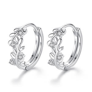 Pendientes Huggie de Oro Blanco E3586 para Mujer, con Forma de Planta, Zirconia Redonda de Corte Brillante, Engaste de Garra, Joyería Clásica de Moda - Product Image 1