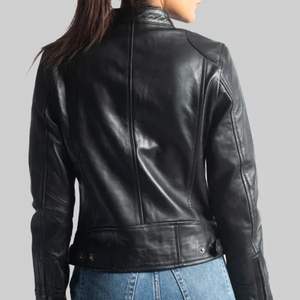เสื้อแจ็คเก็ตหนังแท้สีดำสำหรับผู้หญิง ทรงคาเฟ่เรเซอร์ ทรงเข้ารูป สไตล์นักขี่มอเตอร์ไซค์ - Product Image 5