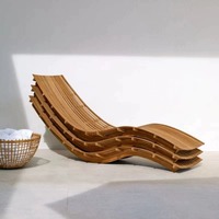 Chaises empilables d'extérieur modernes en teck naturel durable avec coussins pour se détendre dans la cour, design ondulé s'adaptant à la forme du corps
