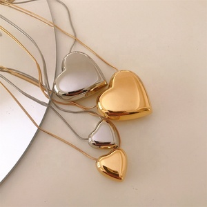 <span class=keywords><strong>Collana</strong></span> <span class=keywords><strong>con</strong></span> <span class=keywords><strong>Cuore</strong></span> <span class=keywords><strong>Grande</strong></span> e Piccolo in Acciaio Inossidabile Placcato Oro 18K, Catena a Maglia Serpente, Impermeabile e Antiossidante, Personalizzabile all'Ingrosso - Product Image 3