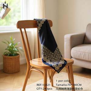 Sciarpa Lunga con Ricamo Geometrico e Frange Sottili 70x180cm Accessorio di Moda - Product Image 2