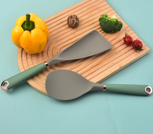 Ensemble de 12 ustensiles de cuisine en silicone avec accents or rose, comprenant spatules, louches et écumoires, avec support de rangement - Product Image 2