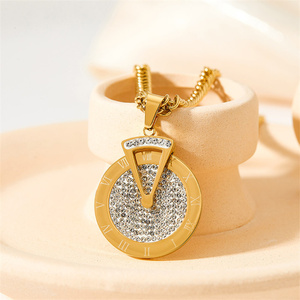 Collar con Colgante Redondo de Acero Inoxidable Chapado en Oro con Números Romanos de Circonio y Reloj Giratorio Triangular Estilo Hip Hop - Product Image 5