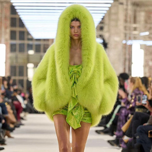 Manteau d'hiver chaud et moelleux pour femme, à capuche, en fausse fourrure, style cape, avec fermeture éclair, teint, vente en gros - Product Image 5