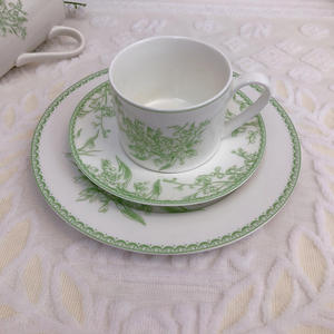 Premium Bone China Emerald Green Delicate Lily Valley Pattern Assiettes à dîner formelles d'inspiration française Supports à gâteaux haut de gamme - Product Image 5