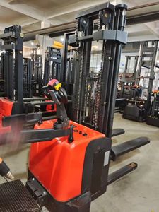 電動スタッカーELES-15H 1.5t 4.5m 5m 5.5m 6mスタンドアップ電動スタッカー、ライダープラットフォーム付き - Product Image 3