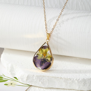 Collar con Colgante de Flor Prensada en Tono Dorado, Collar con Dije en Forma de Lágrima, Joyería Floral, Regalo para Mujer - Product Image 3