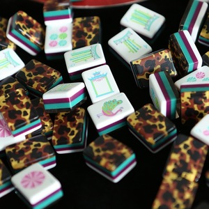 Mahjong américain ondulé en acrylique, style transfrontalier européen et américain, design à quatre couches avec blocs de couleur - Product Image 1