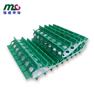 Convoyeur à bande multi-rangs Pvcpu avec trous et déflecteurs pour le positionnement des matériaux - Product Image 1