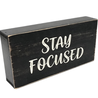 Vintage Schwarze Distressed Holzbox mit Schriftzug „Stay Focused“ – Inspirierende Holzblock-Dekoration für Schreibtisch, Büro und Zuhause