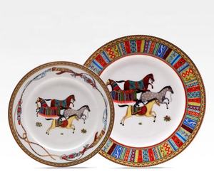 Offre Spéciale : Ensemble de 4 Assiettes de Table en Porcelaine Fine Écologique, Motif Chevaux de Guerre Nordiques Dorés - Product Image 2