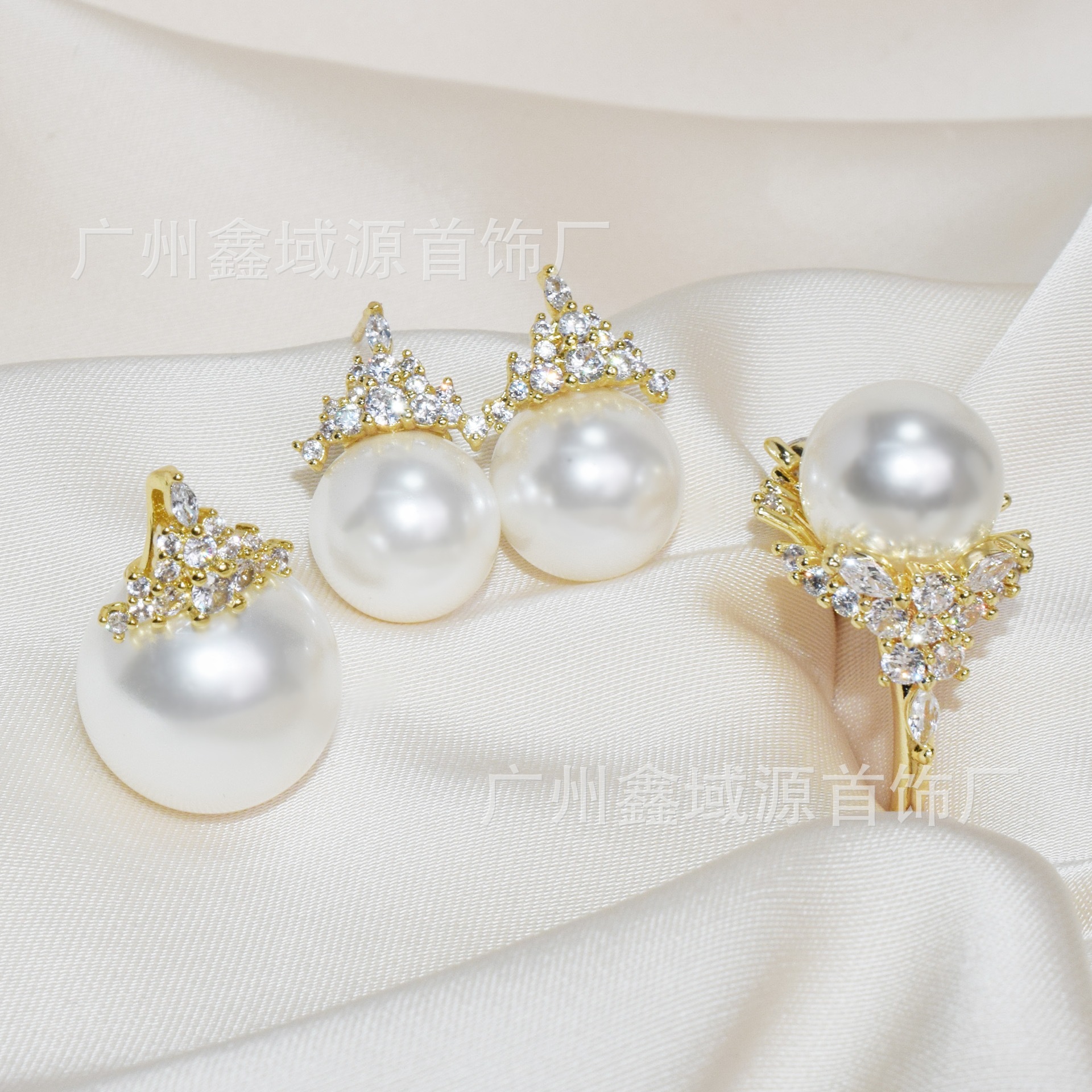 Reina de hielo perla blanca australiana [accesorios dorados]