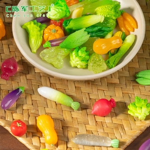 Accessoires DIY pour sacs surprises, miniatures à suspendre, représentant des légumes de simulation (citrouilles, radis) pour micro-paysages, thème alimentaire et ludique. - Product Image 4