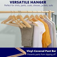 Cintres en bois naturel antidérapants CF, cintres en bois personnalisés en gros pour les magasins de vêtements