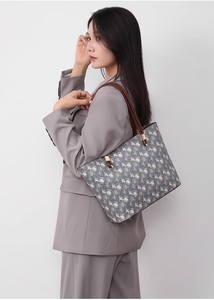 2025 nuevo elegante bolso de mano con estampado Retro patrón de carruaje de fondo azul claro - Product Image 3