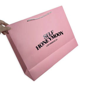 Sacs shopping en papier rose personnalisés avec impression noire - Emballage de luxe pour les marques de vêtements et de beauté - Product Image 5