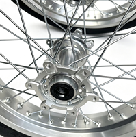 Ensemble roue et pneu Supermoto Surron Ultra Bee 17 pouces argenté, haute performance, pièces de modification CNC pour moto électrique tout-terrain