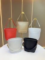 Petits sacs fourre-tout pour femmes en cuir végétalien, sacs à main seau avec poignée supérieure, sacs à bandoulière à chaîne, sacs à main tendance style seau
