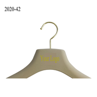 Cintre de costume en velours de luxe logo personnalisé flocage cintre supports de stockage en fer et supports PS rond avec épaulettes noir